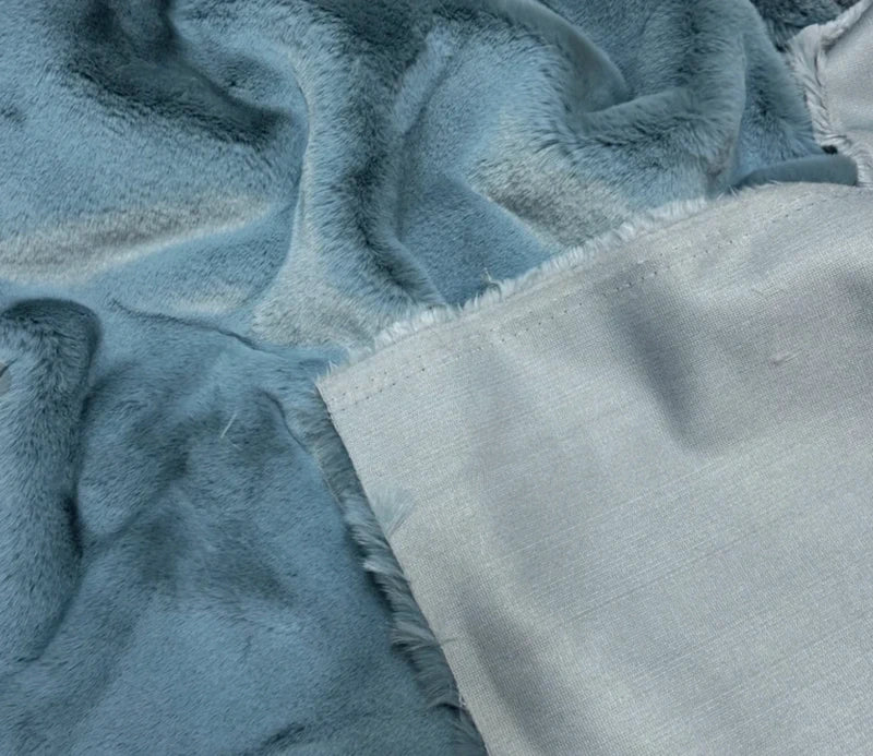 Coupon couture tissu fausse fourrure très douce et épaisse à poils mi-longs bleu 24cm x 150cm