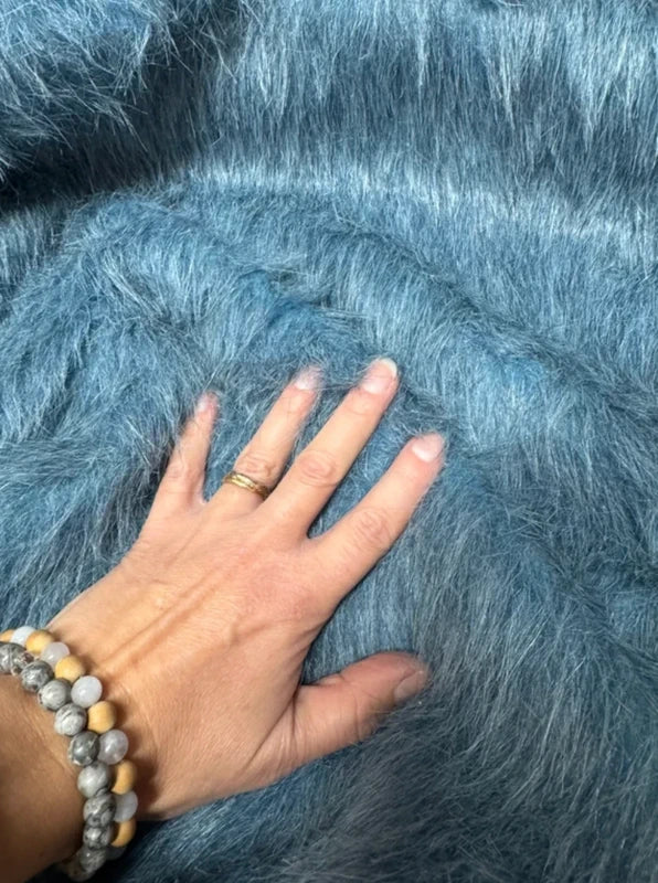 Coupon tissu très doux fausse fourrure légère à poils mi-longs bleu 30cm x 155cm