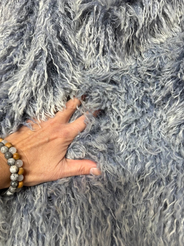 Coupon tissu fausse fourrure frisée bleu mèches blanches très douce à poils longs 30cm x 160cm