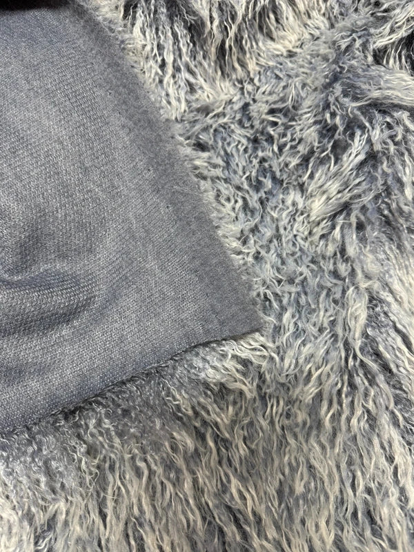 Coupon tissu fausse fourrure frisée bleu mèches blanches très douce à poils longs 30cm x 160cm