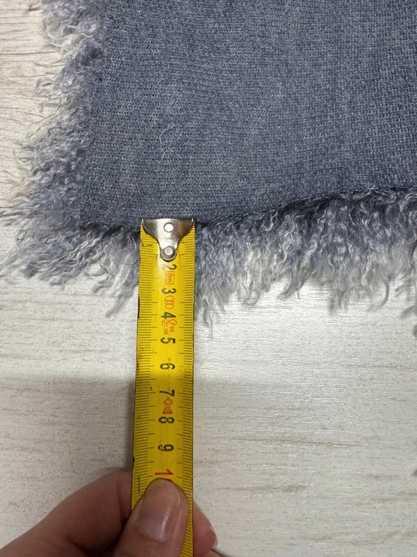 Coupon tissu fausse fourrure frisée bleu mèches blanches très douce à poils longs 30cm x 160cm