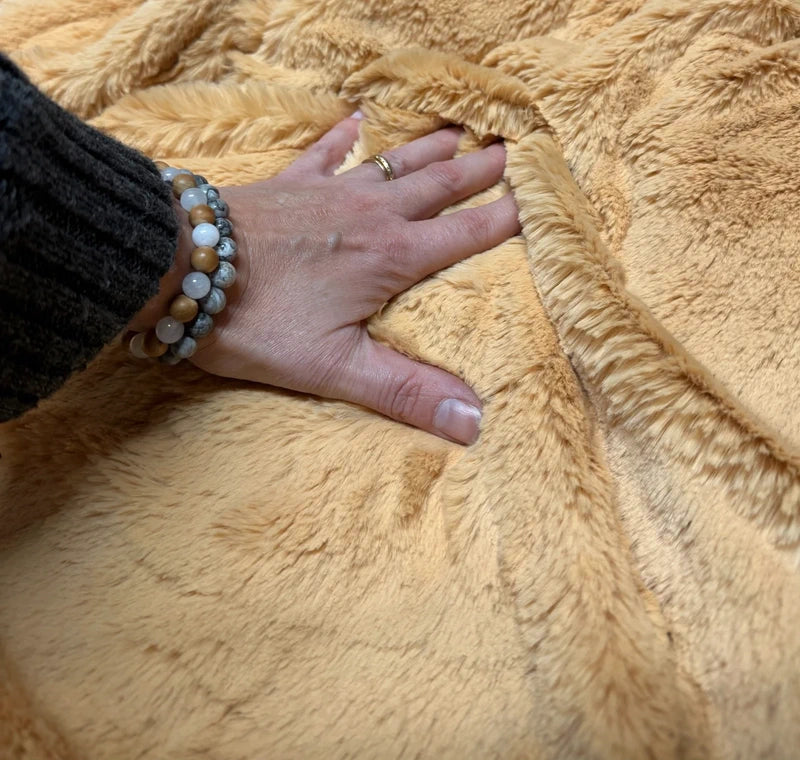 Coupon tissu fausse fourrure douce et légère beige caramel à poils mi-longs 30cm x 148cm