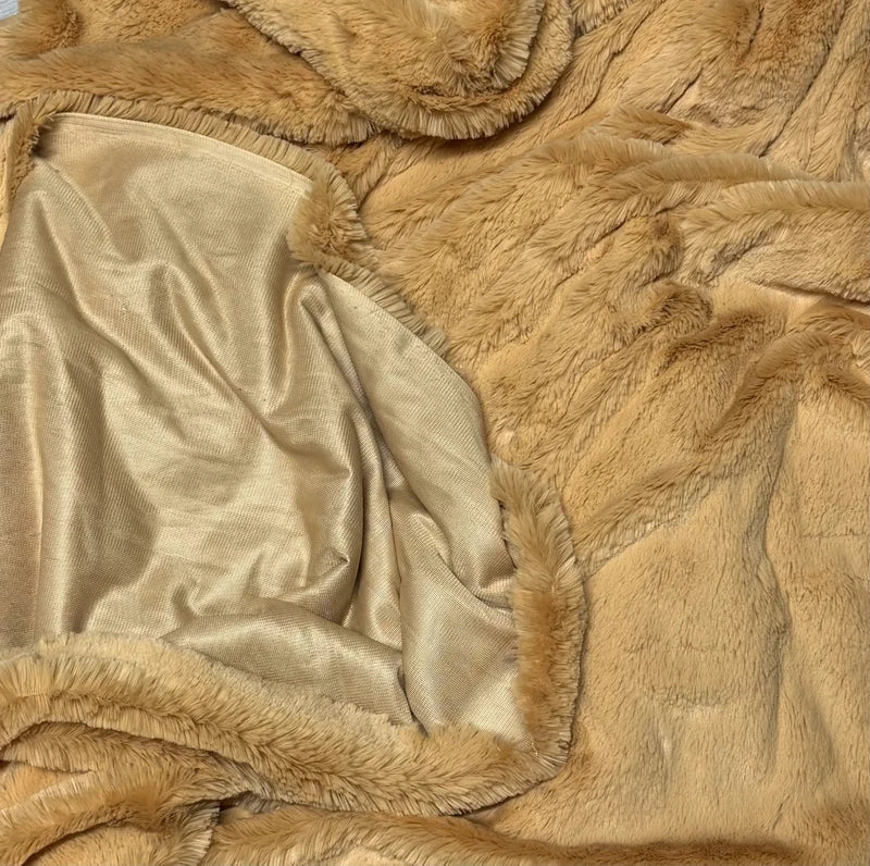 Coupon tissu fausse fourrure douce et légère beige caramel à poils mi-longs 30cm x 148cm