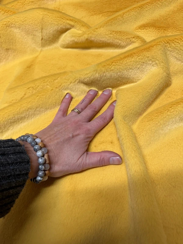Coupon tissu fausse fourrure douce jaune orange à poils mi-longs 30cm x 157cm