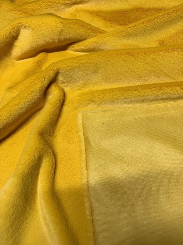 Coupon tissu fausse fourrure douce jaune orange à poils mi-longs 30cm x 157cm