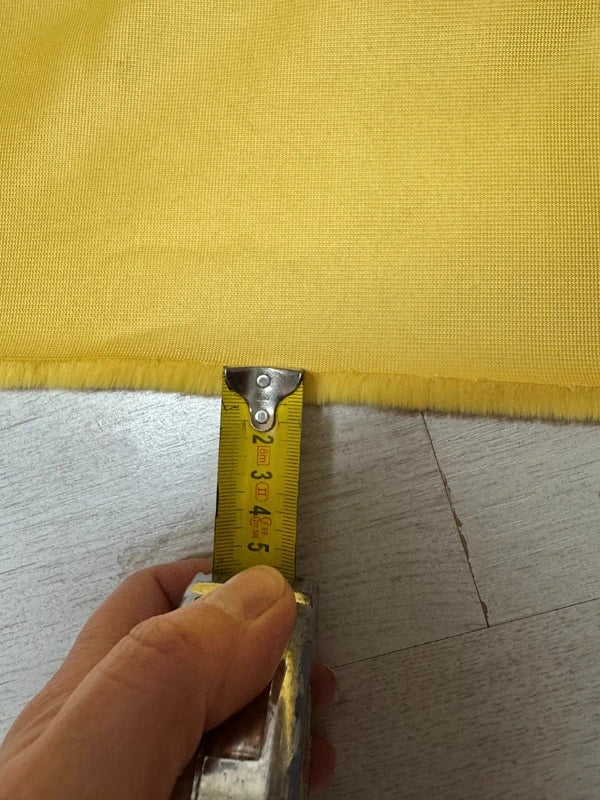 Coupon tissu fausse fourrure douce jaune orange à poils mi-longs 30cm x 157cm