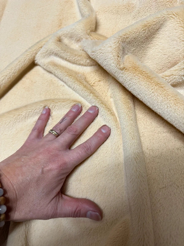 Coupon tissu fausse fourrure douce beige à poils courts 30cm x 155cm