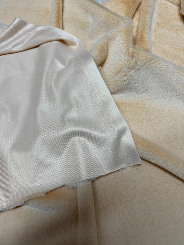 Coupon tissu fausse fourrure douce beige à poils courts 30cm x 155cm