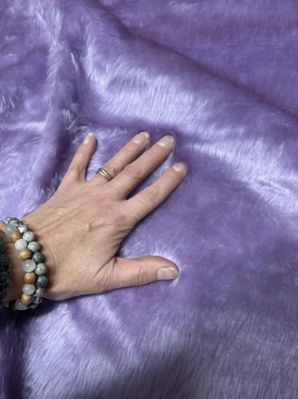 Coupon tissu fausse fourrure légère à poils mi-longs violet lilas 28cm x 155cm
