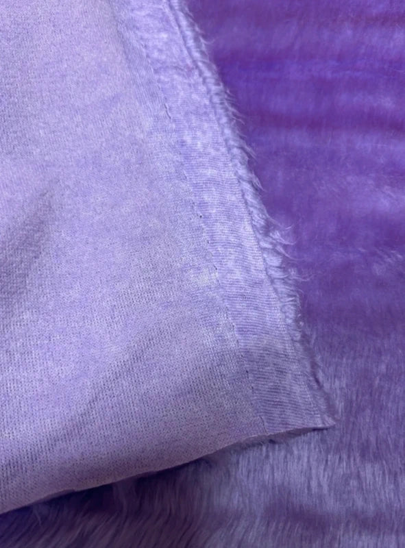 Coupon tissu fausse fourrure légère à poils mi-longs violet lilas 28cm x 155cm