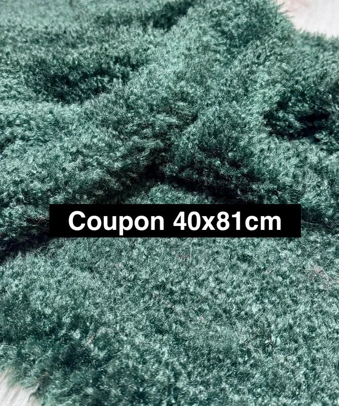 Coupon tissu fausse fourrure frisée douce et légère à poils mi-longs vert forêt 40cmx81cm