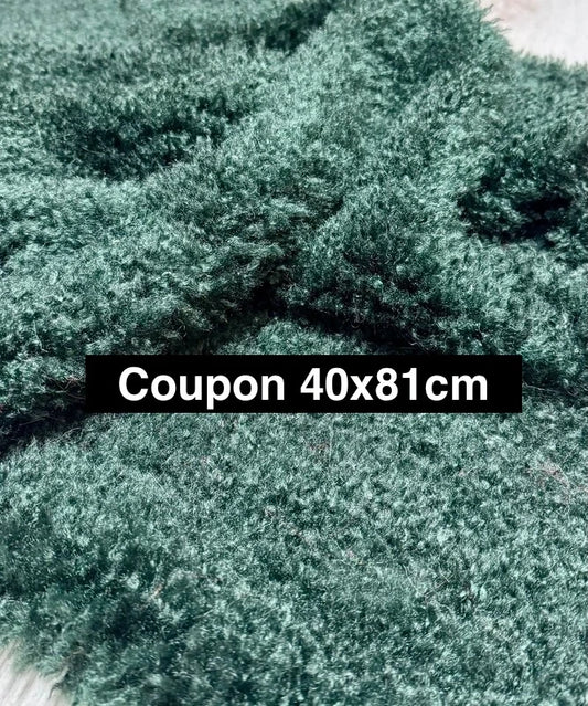Coupon tissu fausse fourrure frisée douce et légère à poils mi-longs vert forêt 40cmx81cm