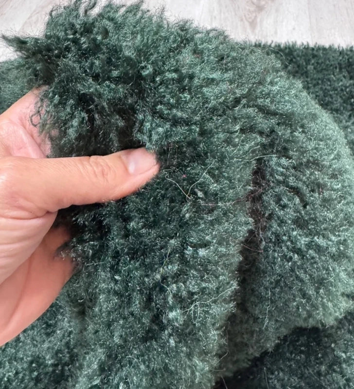 Coupon tissu fausse fourrure frisée douce et légère à poils mi-longs vert forêt 40cmx81cm