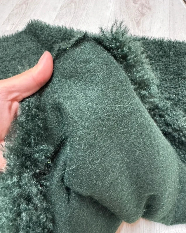 Coupon tissu fausse fourrure frisée douce et légère à poils mi-longs vert forêt 40cmx81cm