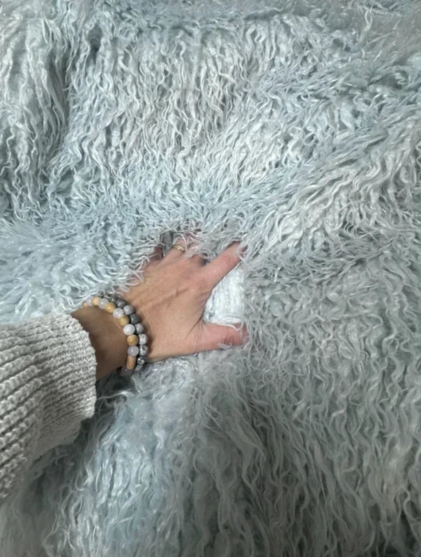 Coupon tissu fausse fourrure frisée bleu clair menthe très douce à poils longs 30cm x 155cm