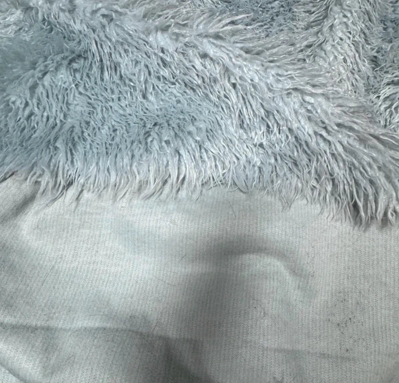 Coupon tissu fausse fourrure frisée bleu clair menthe très douce à poils longs 30cm x 155cm