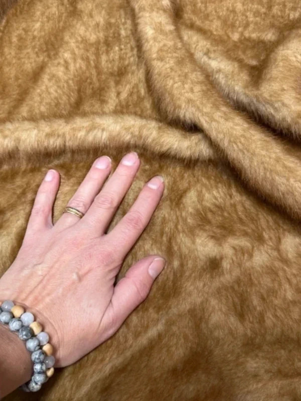 Coupon tissu fausse fourrure douce à poils mi-longs marron 21cm x 170cm