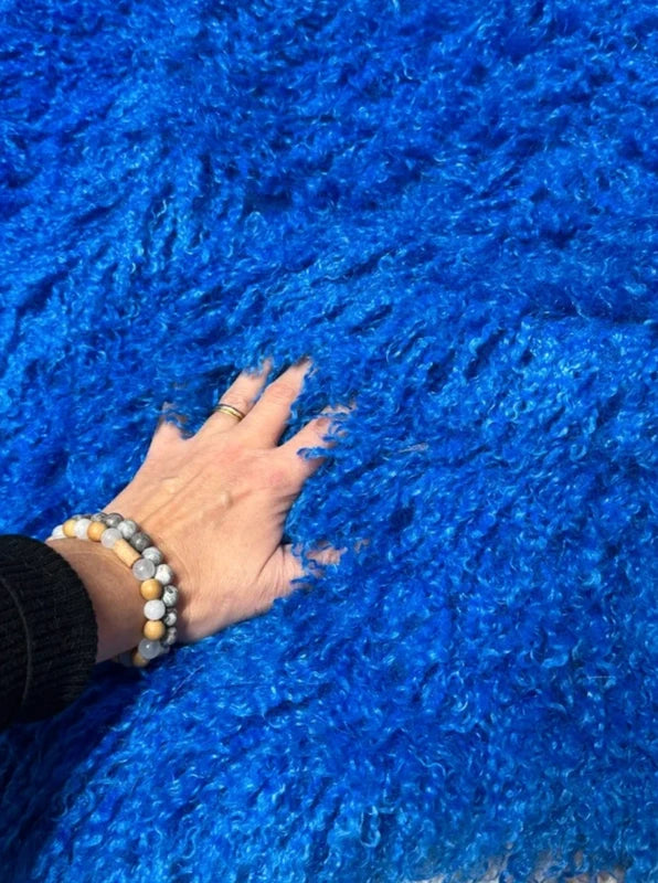 Coupon fausse fourrure bleue – poils longs frisés 3 à 4 cm – 28 × 133 cm