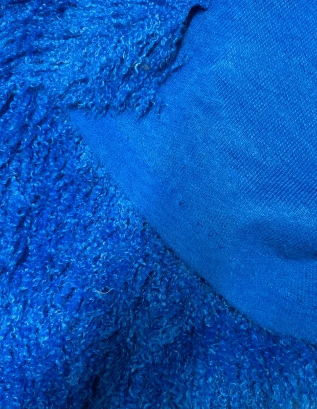 Coupon fausse fourrure bleue – poils longs frisés 3 à 4 cm – 28 × 133 cm