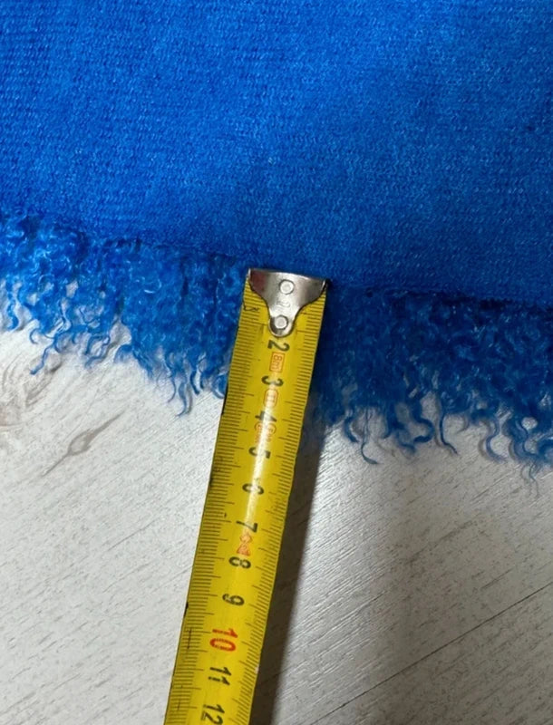 Coupon fausse fourrure bleue – poils longs frisés 3 à 4 cm – 28 × 133 cm