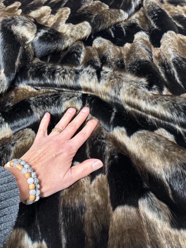 Coupon tissu fausse fourrure originale à poils mi-longs noir marron 30cm x 100cm