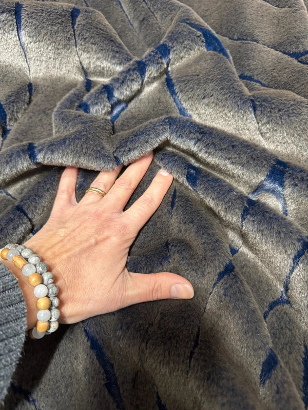 Coupon tissu fausse fourrure originale marron bleu marine à poils courts 30cm x 150cm