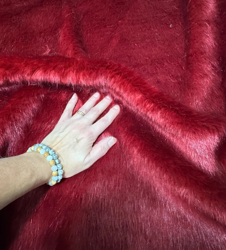 Coupon tissu fausse fourrure douce épaisse de qualité rouge bordeaux à poils mi-longs 30cm x 155cm