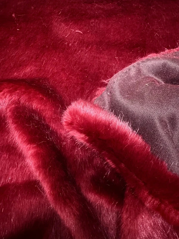 Coupon tissu fausse fourrure douce épaisse de qualité rouge bordeaux à poils mi-longs 30cm x 155cm
