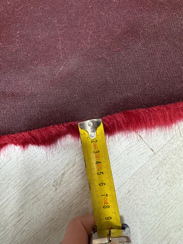 Coupon tissu fausse fourrure douce épaisse de qualité rouge bordeaux à poils mi-longs 30cm x 155cm