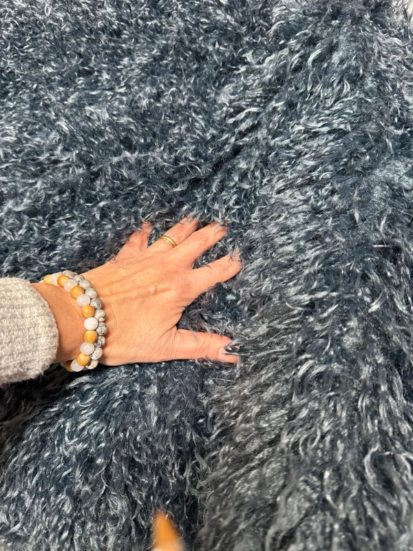 Coupon tissu fausse fourrure souple et frisé à poils longs gris bleu 30cm x 153cm