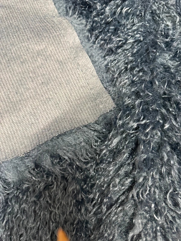 Coupon tissu fausse fourrure souple et frisé à poils longs gris bleu 30cm x 153cm
