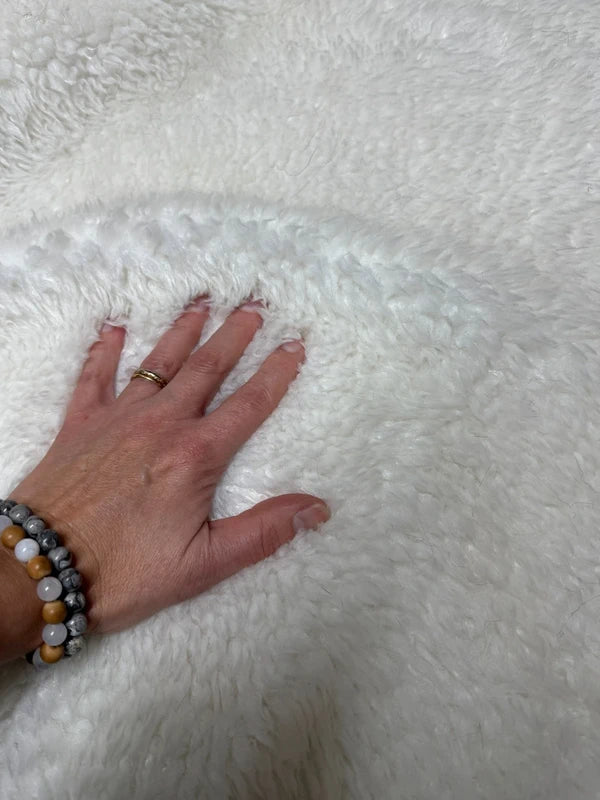 Coupon tissu fausse fourrure douce à poils mi-longs frisés blanc 30cm x 70cm