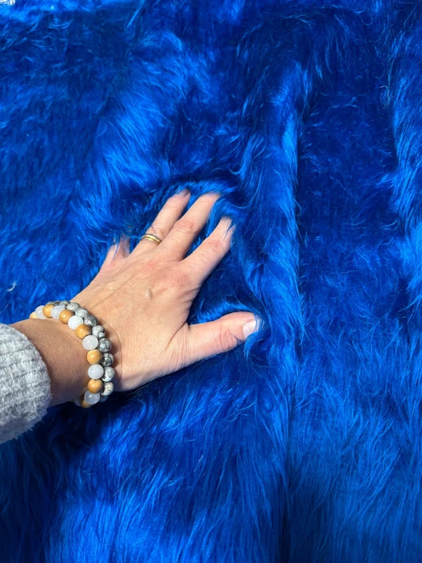 Coupon fausse fourrure bleue – poils longs ondulés 3 à 4 cm – 30 × 150 cm