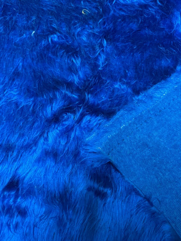 Coupon fausse fourrure bleue – poils longs ondulés 3 à 4 cm – 30 × 150 cm