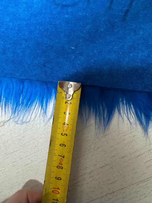 Coupon fausse fourrure bleue – poils longs ondulés 3 à 4 cm – 30 × 150 cm