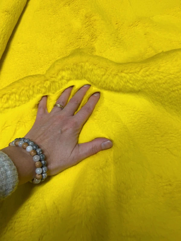 Coupon tissu fausse fourrure douce et épaisse jaune à poils mi-longs 30cm x 160cm