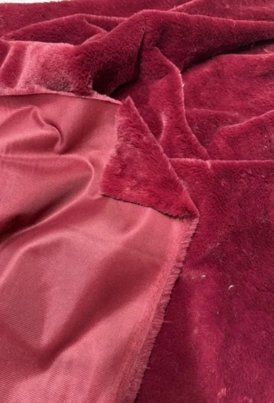 Coupon tissu fausse fourrure douce à poils courts rouge bordeaux 35cmx158cm