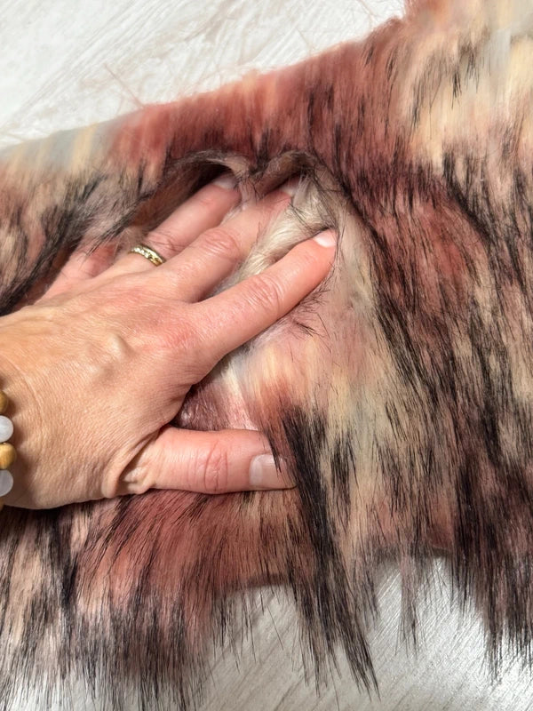 Fausse fourrure rose & marron nuancée poils longs 5/6 cm – Coupon 22×107 cm