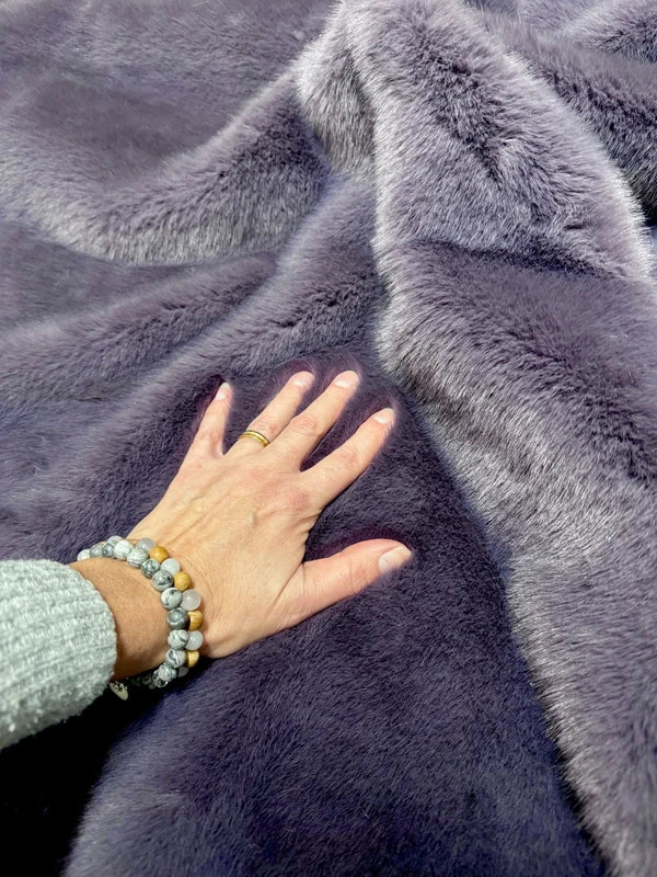 Coupon tissu fausse fourrure douce qualité à poils mi longs violine prune 30cm x 110cm