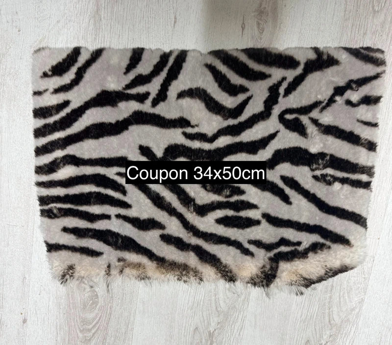Coupon tissu fausse fourrure douce épaisse à poils mi-longs noir et blanc 34cmx50cm