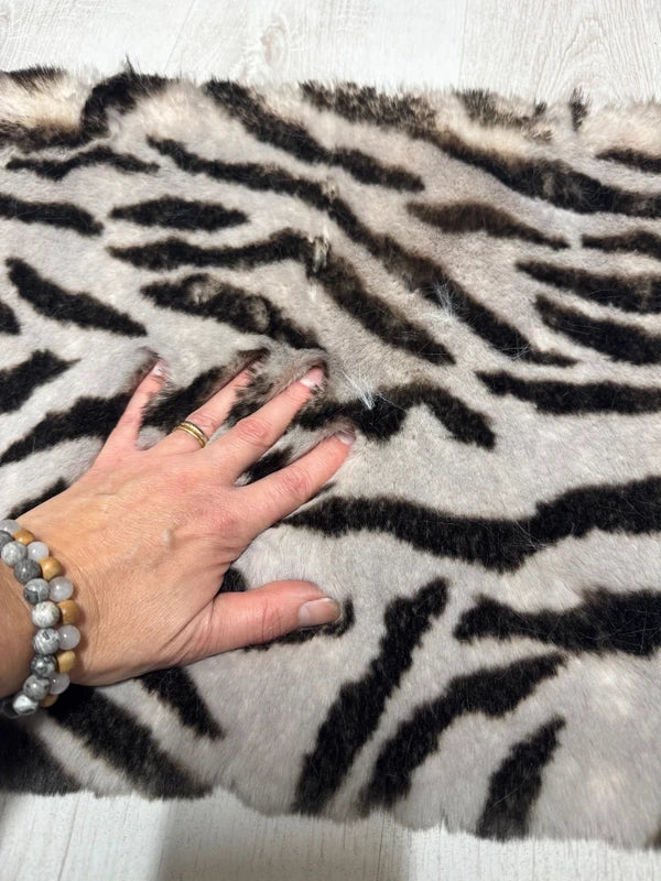 Coupon tissu fausse fourrure douce épaisse à poils mi-longs noir et blanc 34cmx50cm