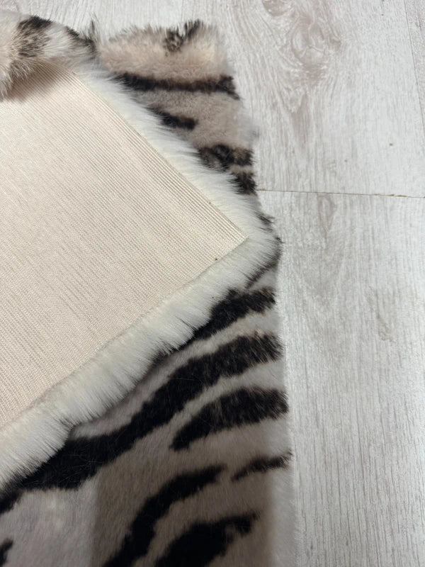 Coupon tissu fausse fourrure douce épaisse à poils mi-longs noir et blanc 34cmx50cm