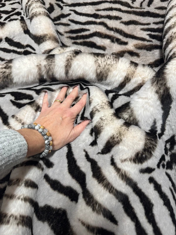 Fausse fourrure zébrée noir & blanc poils mi-longs 2,5 cm – Coupon 20×158 cm