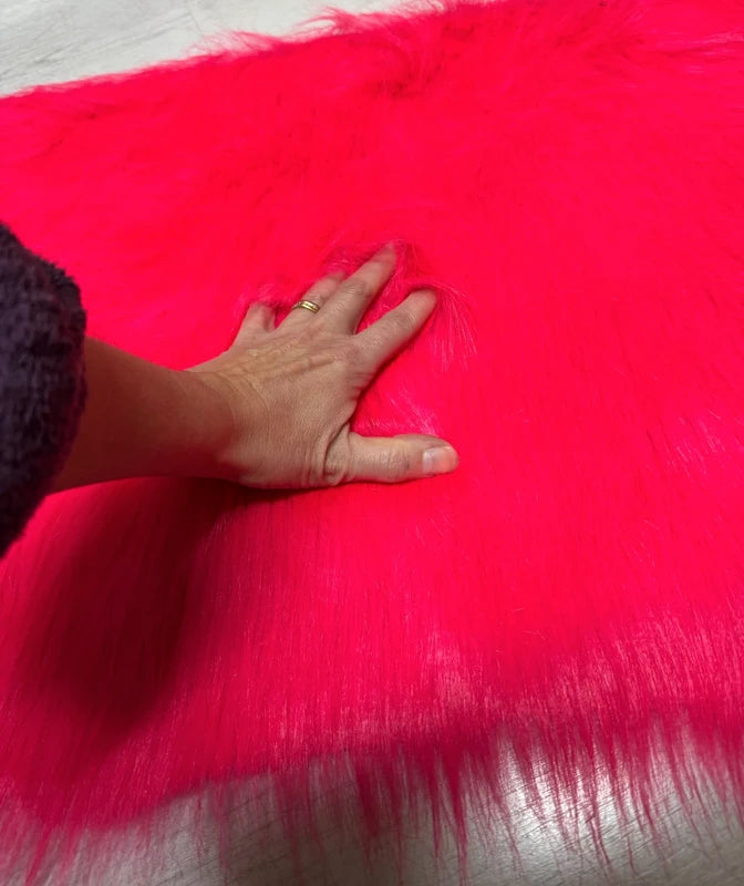 Coupon tissu fausse fourrure légère à poils longs rose fluo 45cm x 50cm