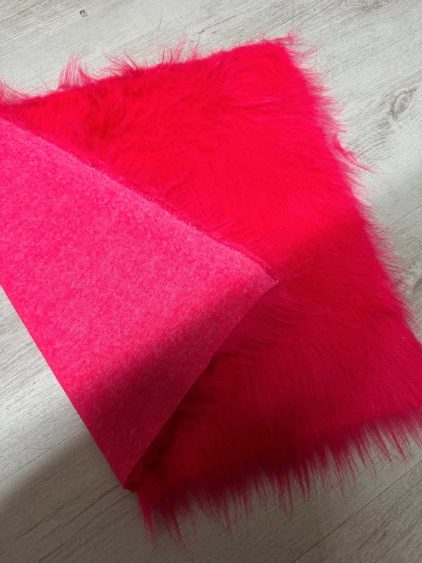 Coupon tissu fausse fourrure légère à poils longs rose fluo 45cm x 50cm