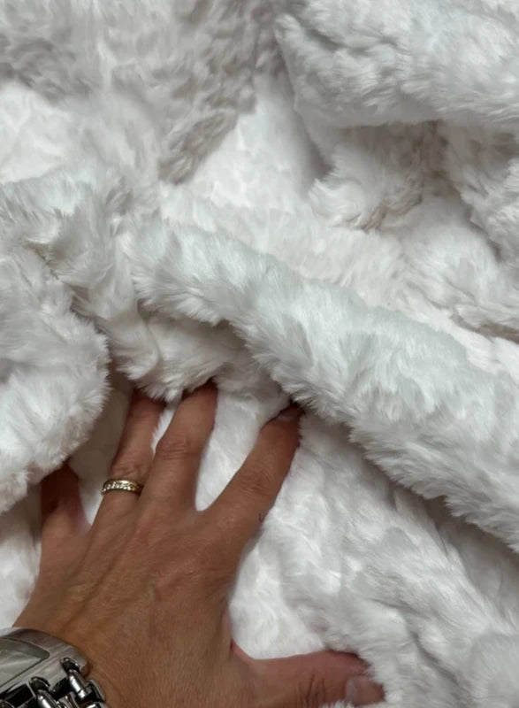 Coupon tissu fausse fourrure douce texturée frisée blanc 30cm x 165cm