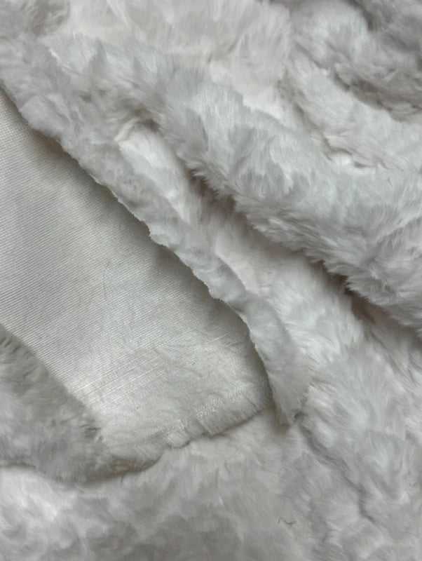 Coupon tissu fausse fourrure douce texturée frisée blanc 30cm x 165cm