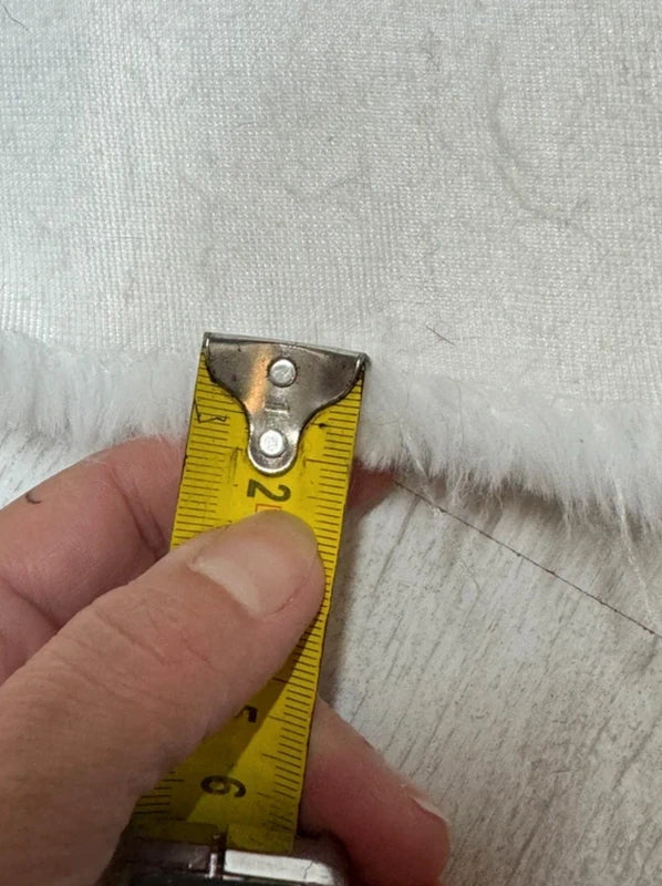 Coupon tissu fausse fourrure douce texturée frisée blanc 30cm x 165cm