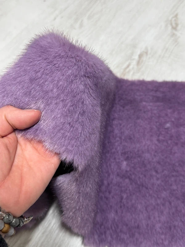 Coupon tissu fausse fourrure douce de qualité violet lilas à poils mi-longs 20cmx84cm