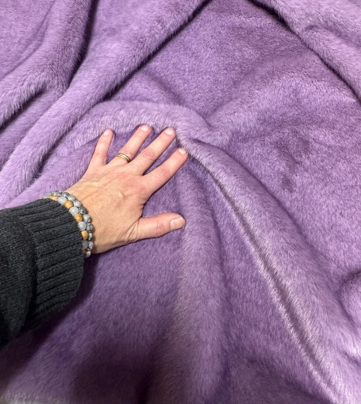 Coupon tissu fausse fourrure douce de qualité violet lilas à poils mi-longs 30cmx155cm
